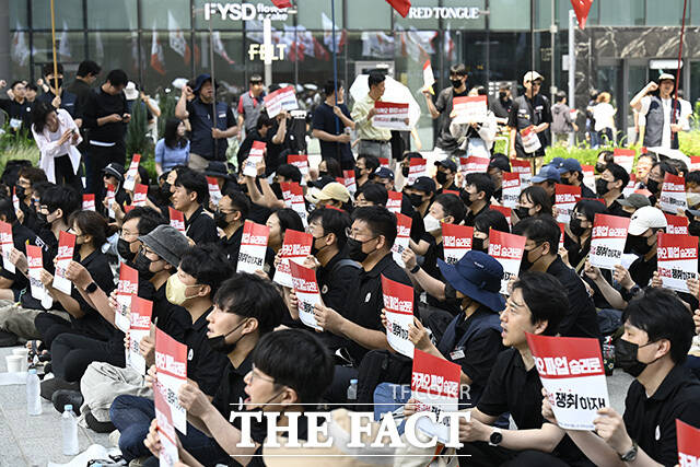 서승욱 전국화섬식품노조 카카오지회장이 결의대회에서 발언하고 있다.