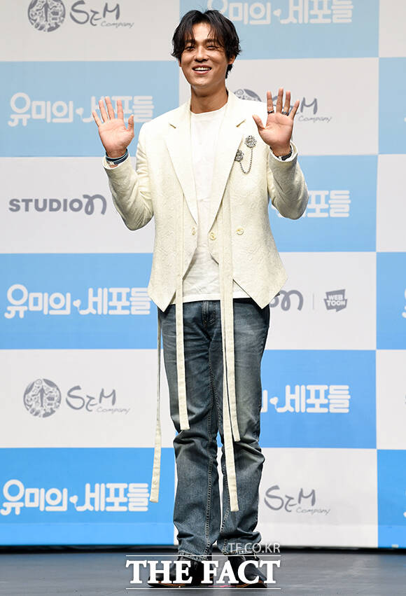 양정웅 연출(왼쪽 세 번째)과 배우 최재림, 티파니 영, 김예원, 김소향, 정택운(왼쪽부터)이 10일 오후 서울 광진구 티켓링크 1975 씨어터에서 열린 뮤지컬 '유미의 세포들' 제작발표회에 참석해 포즈를 취하고 있다. /박상민 기자
