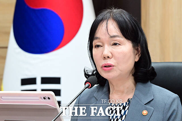 송경희 개인정보보호위원회 위원장이 10일 오전 서울 종로구 정부서울청사에서 열린 제11회 전체회의에 참석해 모두발언을 하고 있다. /임영무 기자