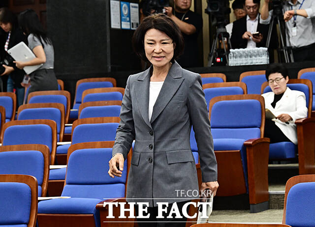 김태규 국민의힘 의원(왼쪽)이 10일 오전 서울 여의도 국회에서 열린 국민의힘 2026 원내대표 선출 의원총회에 참석해 의원들과 인사를 하고 있다.