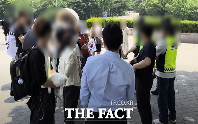 6·3 지방선거 투표용지 부족 사태로 촉발된 서울 송파구 올림픽공원 핸드볼경기장 앞 집회가 6일 차를 맞이한 10일 오후, 현장은 치열해진 인프라 확충과 더불어 참가자들 사이에 누적된 피로감으로 인해 날 선 긴장감과 불신이 극에 달한 모양새다. 참가자들이 대화경찰에게 주민등록증 공개를 요구하며 대립하고 있다. /서울 올림픽공원=오승혁 기자
