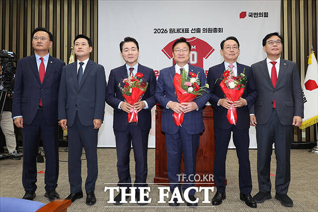 정점식 국민의힘 신임 원내대표가 10일 서울 여의도 국회에서 열린 국민의힘 원내대표 선출 의원총회에서 장동혁 대표, 송언석 전 원내대표, 김도읍, 성일종 후보 등과 기념촬영을 하고 있다. 왼쪽부터 유상범 의원, 장 대표, 성 후보, 정 원내대표, 김 후보, 송 전 원내대표. /국회=배정한 기자