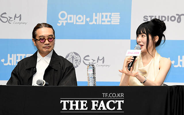 배우 김소향(왼쪽 네 번째)이 10일 오후 서울 광진구 티켓링크 1975 씨어터에서 열린 뮤지컬 '유미의 세포들' 제작발표회에 참석해 취재진의 질문에 답하고 있다. 왼쪽부터 양정웅 연출, 배우 티파니 영, 김예원, 김소향, 최재림, 정택운. /박상민 기자