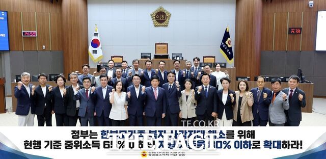 10일 열린 충남도의회 정례회 제1차 본회의에서 정병인 의원(천안8·더불어민주당)이 대표 발의한 '한부모가족 지원 확대 촉구 건의안'을 채택하고 있다. /충남도의회