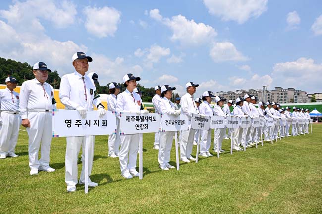 각 지역 게이트볼 대표 선수단들이 대기하고 있다. /영주시