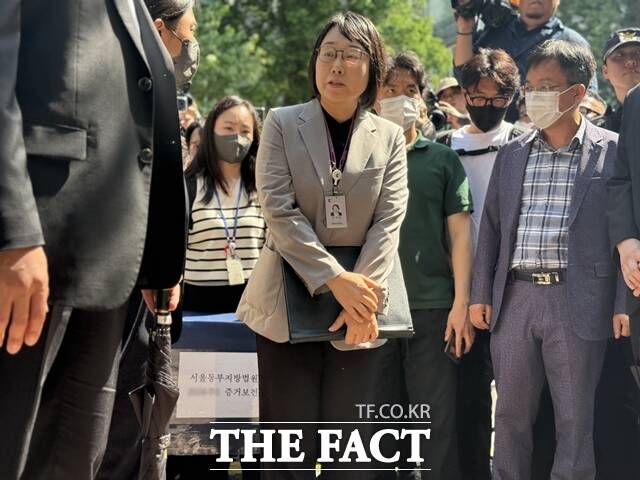 서울동부지법 민사51단독 김지연 부장판사는 10일 오후 3시부터 잠실7동 제2투표소가 설치됐던 서울 송파구 우성아파트 노인정을 찾아 증거보전 신청 인용에 따른 현장검증을 진행했다. 하지만 현장에는 증거보전 결정을 내린 '인쇄매수 1900매' 투표용지 보관상자가 없었다. /정인지 기자