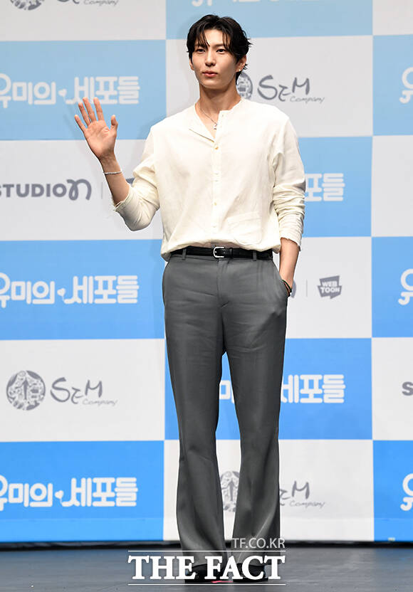 양정웅 연출(왼쪽 세 번째)과 배우 최재림, 티파니 영, 김예원, 김소향, 정택운(왼쪽부터)이 10일 오후 서울 광진구 티켓링크 1975 씨어터에서 열린 뮤지컬 '유미의 세포들' 제작발표회에 참석해 포즈를 취하고 있다. /박상민 기자