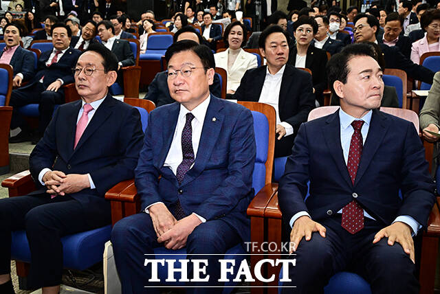 김도읍·정점식·성일종 국민의힘 원내대표 후보(왼쪽부터)가 10일 오전 서울 여의도 국회에서 열린 국민의힘 2026 원내대표 선출 의원총회에 참석해 사진 촬영을 하고 있다. /국회=배정한 기자