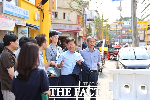 박승원 광명시장이 9일 오후 광명사거리역 일대를 찾아 도로·보행환경을 살피고 교통안전 시설물과 가로환경 관리 상태를 점검하고 있다. /광명시