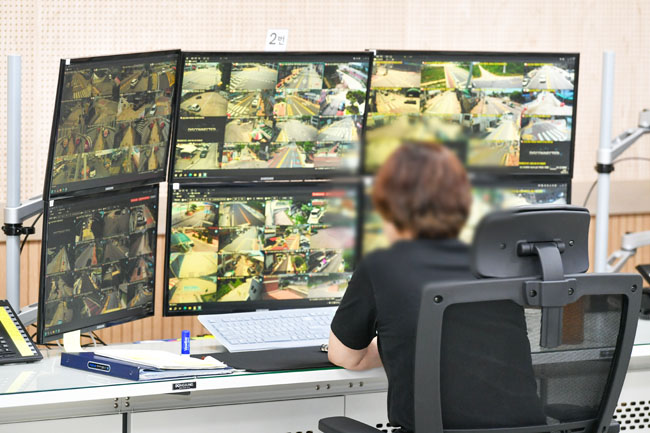 CCTV 관제요원이 근무하는 모습. /영주시