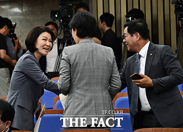 김태규 국민의힘 의원(왼쪽)이 10일 오전 서울 여의도 국회에서 열린 국민의힘 2026 원내대표 선출 의원총회에 참석해 의원들과 인사를 하고 있다.
