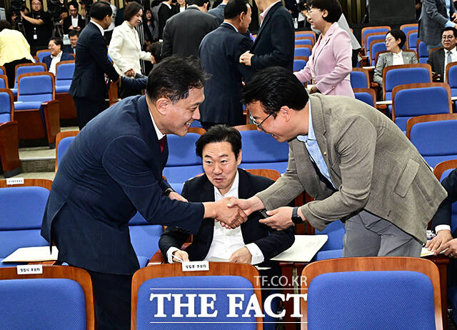김태규 국민의힘 의원(왼쪽)이 10일 오전 서울 여의도 국회에서 열린 국민의힘 2026 원내대표 선출 의원총회에 참석해 의원들과 인사를 하고 있다.