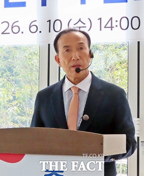 김홍열 충남 청양군수 당선인이 10일 청양고추문화마을 고추박물관에서 준비위원회 출범 기자회견을 열고 있다. /김형중 기자