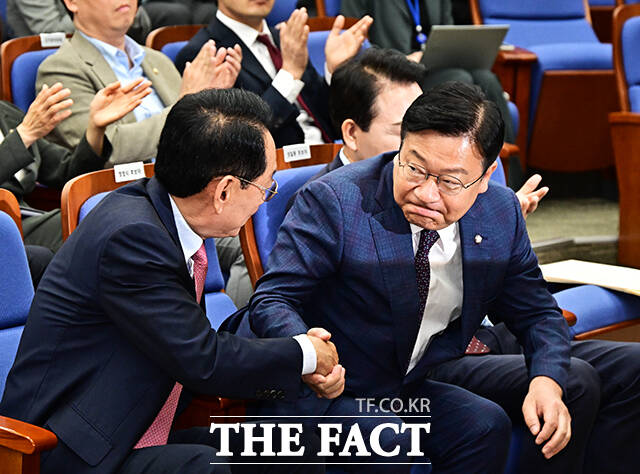 정점식 국민의힘 신임 원내대표가 10일 서울 여의도 국회에서 열린 국민의힘 원내대표 선출 의원총회에서 당선 소감을 밝히고 있다.