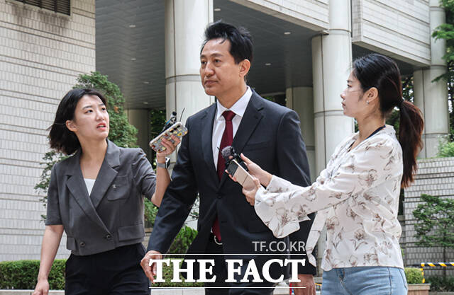 오세훈 서울시장이 10일 오전 서울 서초구 서울중앙지방법원에서 열린 '명태균 여론조사 의혹' 사건 1심 속행 공판에 출석하며 취재진의 질문에 답하고 있다. /이새롬 기자