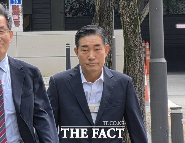 윤석열 정부 당시 미국에 비상계엄 정당화 메시지를 전달한 의혹을 받는 신원식 전 국가안보실장이 3대 특검(내란·김건희·채상병) 미제 의혹을 수사하는 권창영 특별검사팀(종합특검)에 출석했다. /김해인 기자