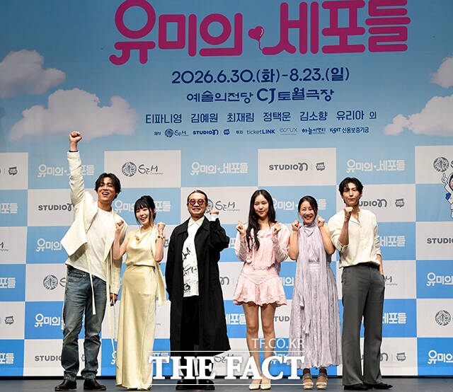 양정웅 연출(왼쪽 세 번째)과 배우 최재림, 티파니 영, 김예원, 김소향, 정택운(왼쪽부터)이 10일 오후 서울 광진구 티켓링크 1975 씨어터에서 열린 뮤지컬 '유미의 세포들' 제작발표회에 참석해 포즈를 취하고 있다. /박상민 기자