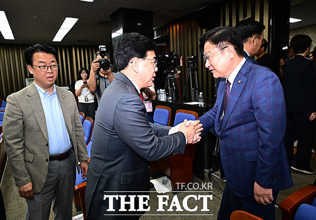 정점식 국민의힘 신임 원내대표가 10일 서울 여의도 국회에서 열린 국민의힘 원내대표 선출 의원총회에서 당선 소감을 밝히고 있다.