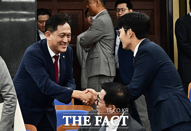 김태규 국민의힘 의원(왼쪽)이 10일 오전 서울 여의도 국회에서 열린 국민의힘 2026 원내대표 선출 의원총회에 참석해 의원들과 인사를 하고 있다.