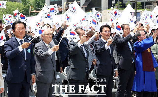 김민석 국무총리가 10일 오전 서울 종로구 광화문광장에서 열린 제100주년 6·10만세운동 기념식에 참석해 기념사를 하고 있다. /임영무 기자