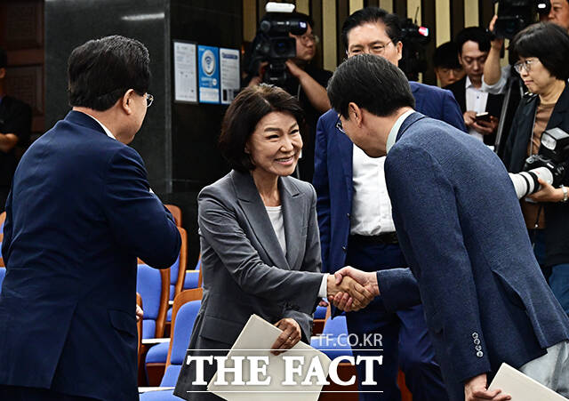 이진숙 국민의힘 의원(가운데)이 10일 오전 서울 여의도 국회에서 열린 국민의힘 2026 원내대표 선출 의원총회에 참석해 의원들과 인사를 하고 있다. /국회=배정한 기자