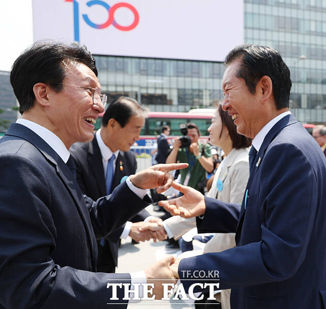 김민석 국무총리(왼쪽)와 정청래 더불어민주당 대표가 10일 오전 서울 광화문광장에서 열린 제100주년 6·10만세운동 기념식에 참석해 인사를 나누고 있다. /임영무 기자