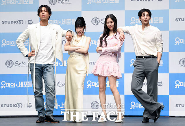 양정웅 연출(왼쪽 세 번째)과 배우 최재림, 티파니 영, 김예원, 김소향, 정택운(왼쪽부터)이 10일 오후 서울 광진구 티켓링크 1975 씨어터에서 열린 뮤지컬 '유미의 세포들' 제작발표회에 참석해 포즈를 취하고 있다. /박상민 기자