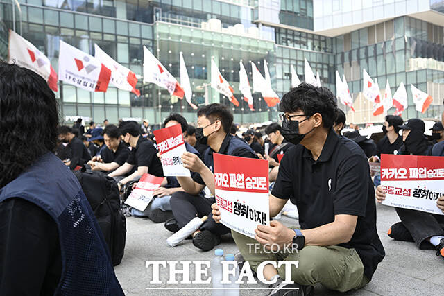 서승욱 전국화섬식품노조 카카오지회장이 결의대회에서 발언하고 있다.