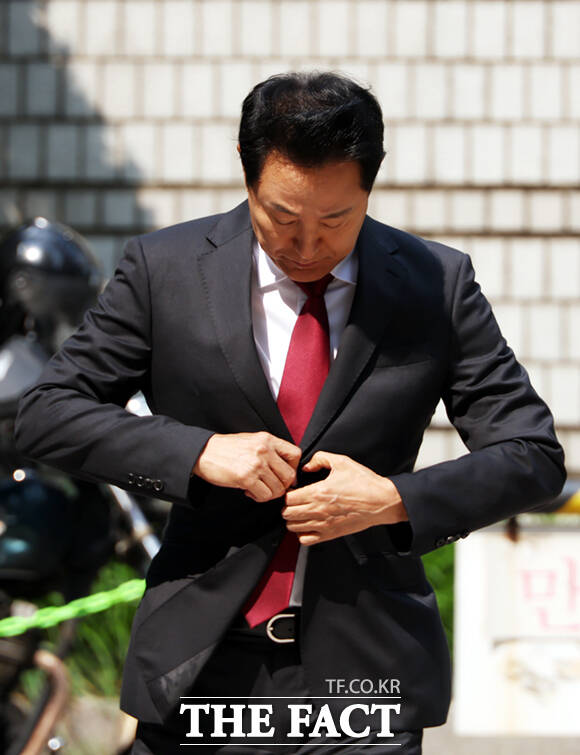 오세훈 서울시장이 10일 오전 서울 서초구 서울중앙지방법원에서 열린 '명태균 여론조사 의혹' 사건 1심 속행 공판에 출석하며 취재진의 질문에 답하고 있다. /이새롬 기자
