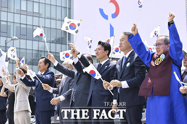 김민석 국무총리가 10일 오전 서울 종로구 광화문광장에서 열린 제100주년 6·10만세운동 기념식에 참석해 기념사를 하고 있다. /임영무 기자