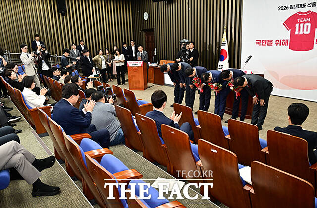정점식 국민의힘 신임 원내대표가 10일 서울 여의도 국회에서 열린 국민의힘 원내대표 선출 의원총회에서 당선 소감을 밝히고 있다.