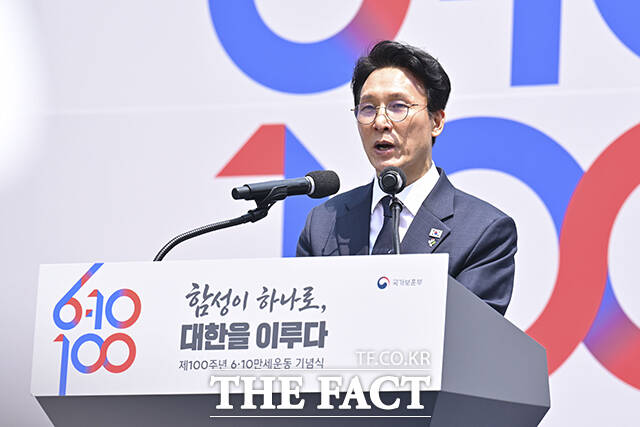 김민석 국무총리가 10일 오전 서울 종로구 광화문광장에서 열린 제100주년 6·10만세운동 기념식에 참석해 기념사를 하고 있다. /임영무 기자