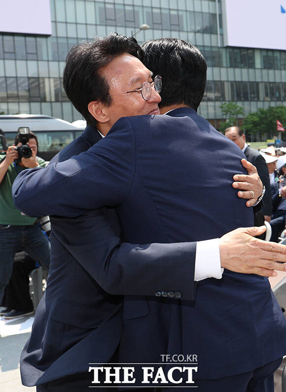 김민석 국무총리(왼쪽)와 정청래 더불어민주당 대표가 10일 오전 서울 광화문광장에서 열린 제100주년 6·10만세운동 기념식에 참석해 인사를 나누고 있다. /임영무 기자