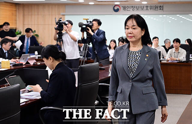 송경희 개인정보보호위원회 위원장이 10일 오전 서울 종로구 정부서울청사에서 열린 제11회 전체회의에 참석해 모두발언을 하고 있다. /임영무 기자