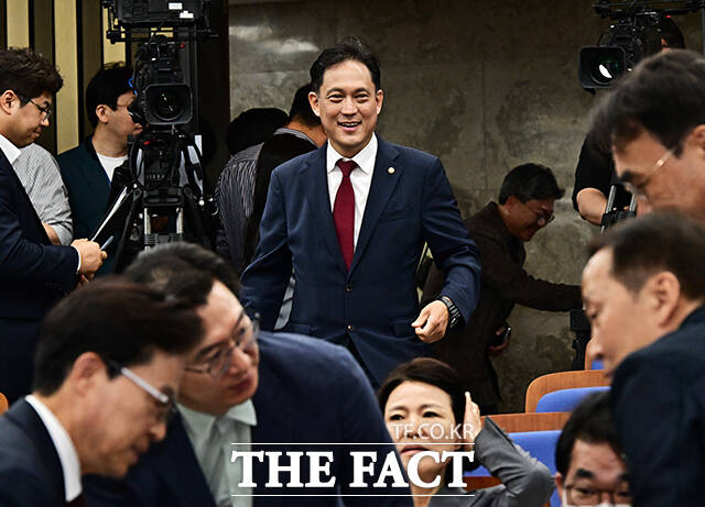 김태규 국민의힘 의원(왼쪽)이 10일 오전 서울 여의도 국회에서 열린 국민의힘 2026 원내대표 선출 의원총회에 참석해 의원들과 인사를 하고 있다.