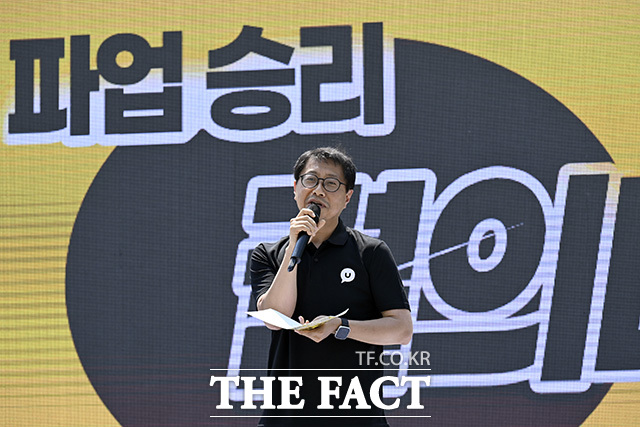 서승욱 전국화섬식품노조 카카오지회장이 지난 10일 오후 경기 성남시 유스페이스광장에서 열린 카카오 파업 승리 결의대회에 참석해 오는 29일 '로그 오프 데이'라는 이름의 전일 파업을 시행하겠다고 밝히고 있다. /성남=송호영 기자