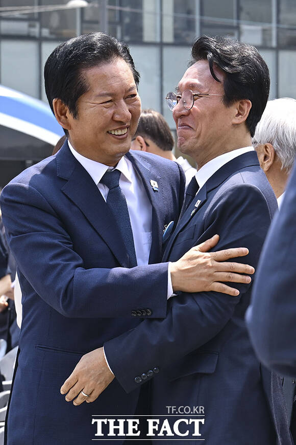김민석 국무총리(왼쪽)와 정청래 더불어민주당 대표가 10일 오전 서울 광화문광장에서 열린 제100주년 6·10만세운동 기념식에 참석해 인사를 나누고 있다. /임영무 기자