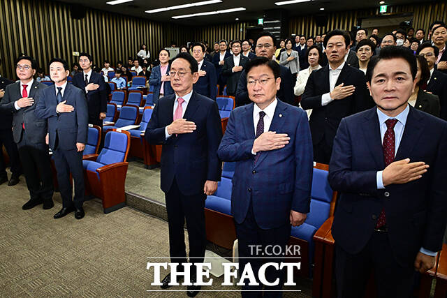 김도읍·정점식·성일종 국민의힘 원내대표 후보(왼쪽부터)가 10일 오전 서울 여의도 국회에서 열린 국민의힘 2026 원내대표 선출 의원총회에 참석해 사진 촬영을 하고 있다. /국회=배정한 기자