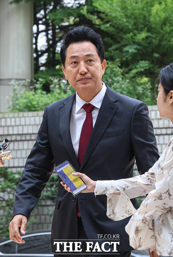 오세훈 서울시장이 10일 오전 서울 서초구 서울중앙지방법원에서 열린 '명태균 여론조사 의혹' 사건 1심 속행 공판에 출석하며 취재진의 질문에 답하고 있다. /이새롬 기자