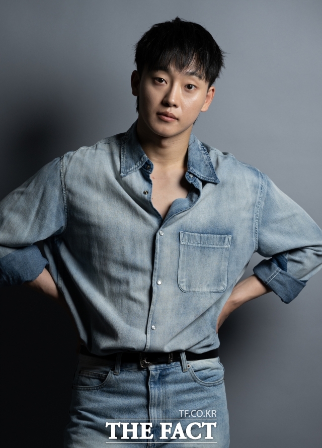 배우 강하경이 8일 오후 서울 마포구 상암동 <더팩트> 사옥에서 인터뷰에 앞서 포즈를 취하고 있다. /박헌우 기자