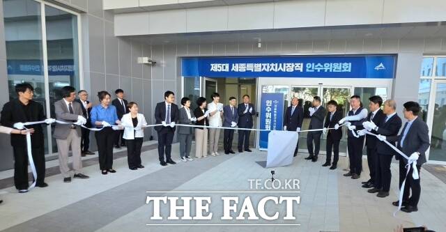 조상호 세종시장 당선인과 인수위원들이 10일 세종시 집현동 복합커뮤니티센터에서 열린 인수위 현판식을 갖고 있다. /김형중 기자