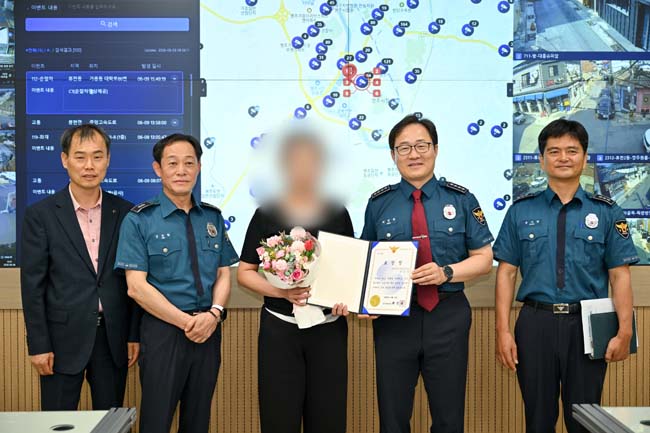차량털이범 검거에 기여한 CCTV 관제요원에게 영주경찰서장 표창이 수여됐다. /영주시