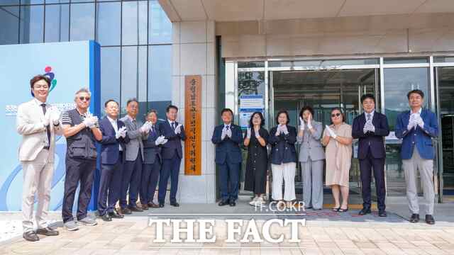 10일 이병도 제19대 충남도교육감 당선인이 인수위원들과 함께 충남교육 미래동행 준비위원회 현판식을 갖고 기념 촬영을 하고 있다. /충남도교육감직 인수위