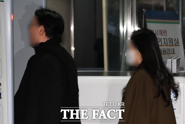 이재명 대통령의 대선캠프 출신 인사 박모, 서모 씨가 지난 2024년 15일 김용 전 민주연구원 부원장 재판에서 '거짓 알리바이' 증언 부탁 혐의로 구속 전 피의자 심문을 받기 위해 서울중앙지방법원으로 출석하고 있다. /뉴시스