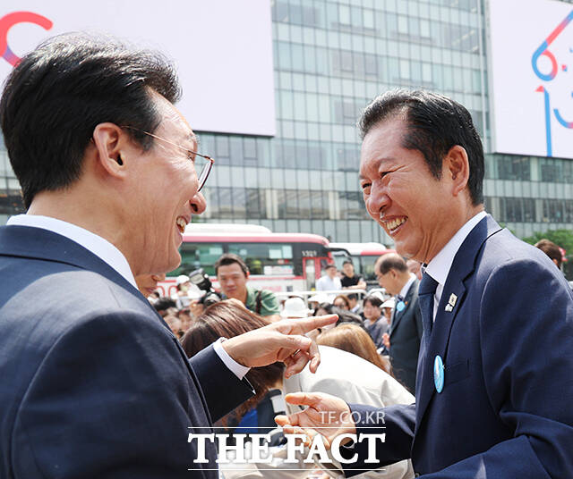 김민석 국무총리(왼쪽)와 정청래 더불어민주당 대표가 10일 오전 서울 광화문광장에서 열린 제100주년 6·10만세운동 기념식에 참석해 인사를 나누고 있다. /임영무 기자