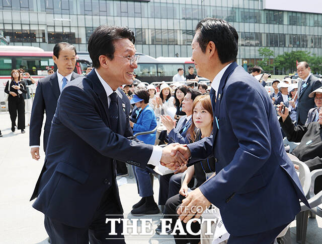 김민석 국무총리(왼쪽)와 정청래 더불어민주당 대표가 10일 오전 서울 광화문광장에서 열린 제100주년 6·10만세운동 기념식에 참석해 인사를 나누고 있다. /임영무 기자