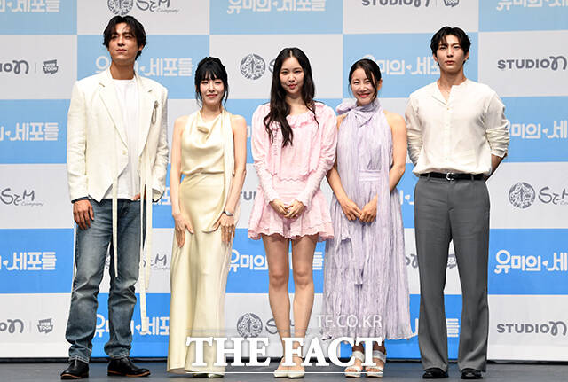 양정웅 연출(왼쪽 세 번째)과 배우 최재림, 티파니 영, 김예원, 김소향, 정택운(왼쪽부터)이 10일 오후 서울 광진구 티켓링크 1975 씨어터에서 열린 뮤지컬 '유미의 세포들' 제작발표회에 참석해 포즈를 취하고 있다. /박상민 기자