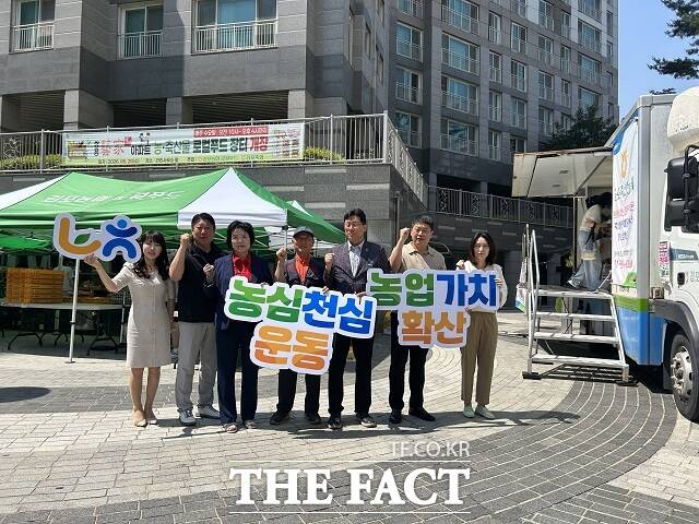 NH농협 김포시지부와 김포농협, 김포축산농협이 합동으로 찾아가는 상생 직거래 장터를 운영하고 있다. /NH농협 김포시지부