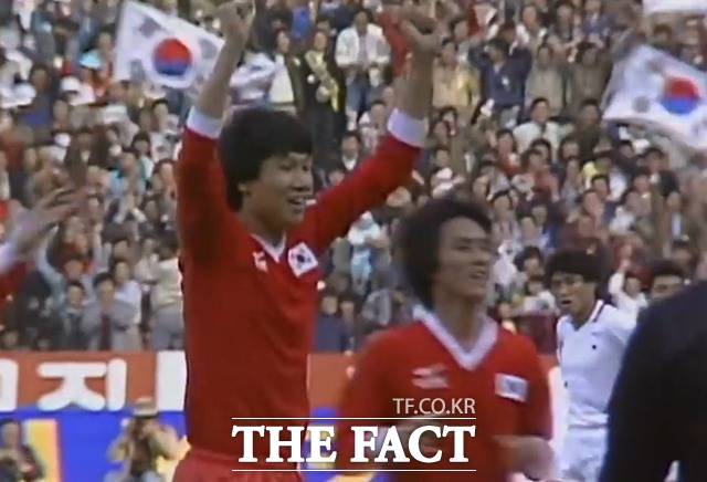 1986년 멕시코 월드컵 아시아 최종예선 2차전이 펼쳐진 1985년 11월 잠실종합경기장에서 일본에 1-0 승리를 거두고 32년 만의 월드컵 본선 진출을 확정한 순간./KFA