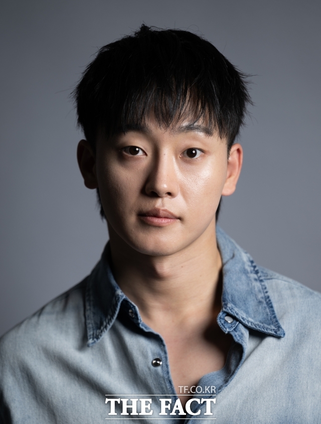 배우 강하경이 8일 오후 서울 마포구 상암동 <더팩트> 사옥에서 인터뷰에 앞서 포즈를 취하고 있다. /박헌우 기자